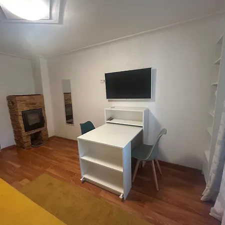 Cozy With Fireplace And Free Parking Appartement